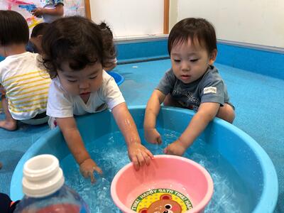 ソラスト成増保育園1歳児水遊びの様子①
