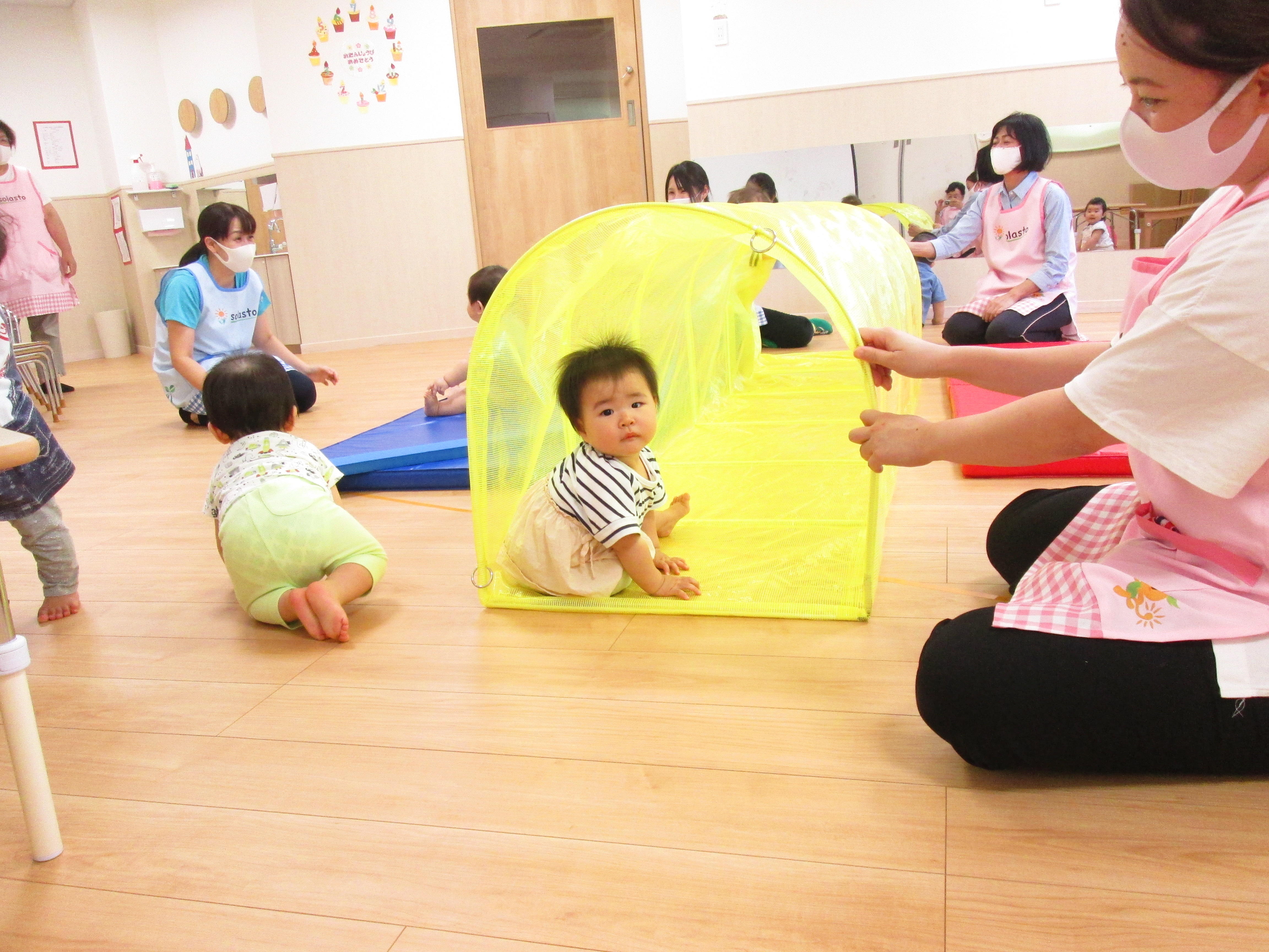 ソラスト府中保育園☆ひかりぐみ（0歳児）運動会ごっこ｜保育サービス ソラスト
