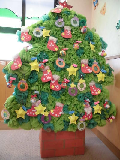 ときわ台第二 全園児「手作りのクリスマスツリー」 お花紙で作ったツリーに、子供達がシールや折り紙を貼って飾りを作りました。.JPG
