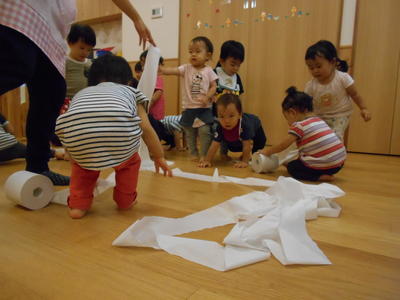 ソラスト成増　保育園　1歳児クラス　造形遊び１