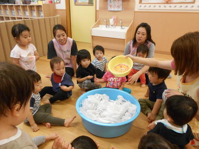 ソラスト成増　保育園　1歳児クラス　造形遊び４