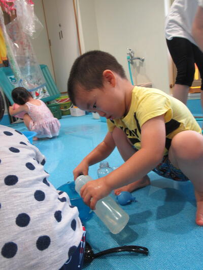 ソラスト成増保育園　２歳児　こころ組水遊び④
