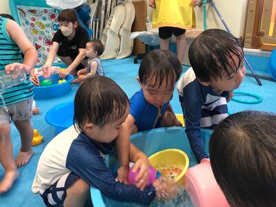 ソラスト成増保育園1歳児水遊びの様子②