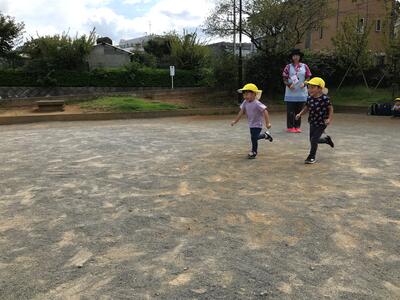 成増保育園 ２歳児　運動遊び　かけっこ　６