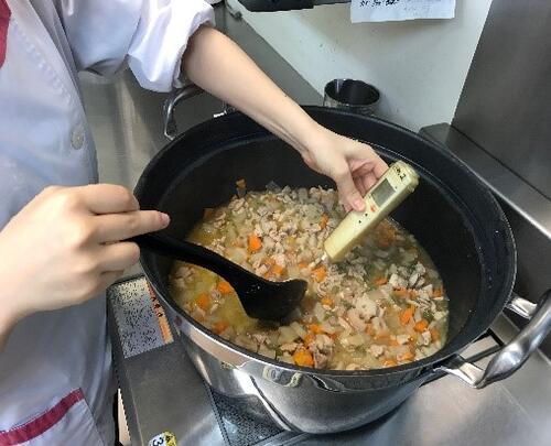 ソラスト成増／2409給食調理.jpg