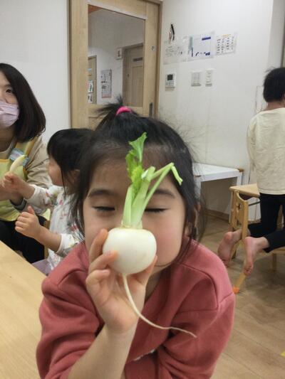 2025.1.7ソラスト高津保育園　七草に触れる⑫.JPG