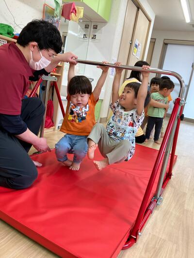 ソラストなかのさかうえ20250609にっころ鉄棒③.jpg