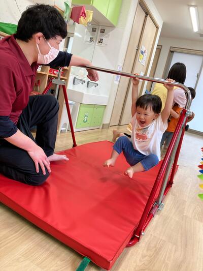ソラストなかのさかうえ20250609にっころ鉄棒④.jpg