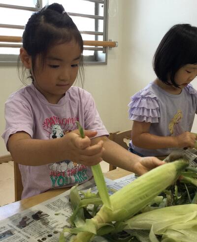 2025 7.10 ソラスト高津保育園とうもろこし⑥.JPG