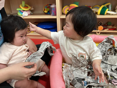 2025_０歳児６月新聞紙遊び００２