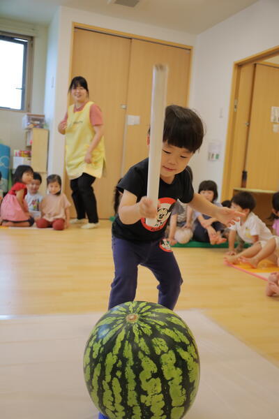 ２歳スイカ割.jpg