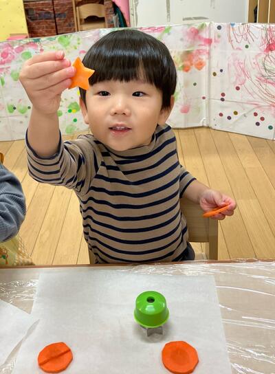 中村橋保育園'25年12月こころ 人参の型抜き (4).jpg