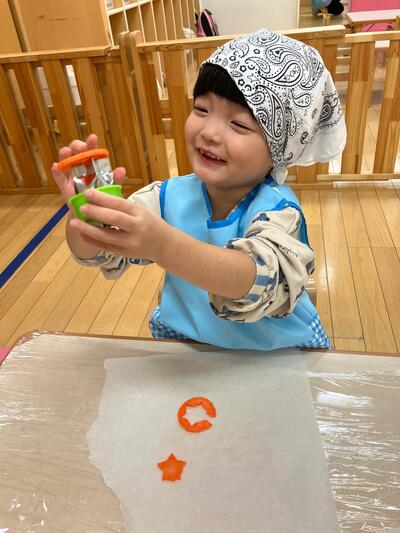 中村橋保育園'25年12月こころ 人参の型抜き (5).jpg