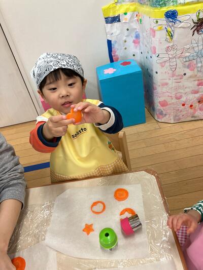 中村橋保育園'25年12月こころ 人参の型抜き (6).jpg