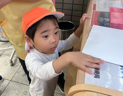 中村橋保育園'26年5月2,3歳児芋掘り②6.jpg