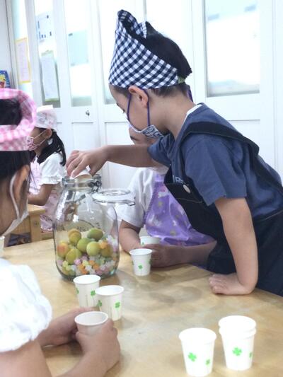 2026.6.5ソラスト高津保育園梅ジュース⑥.JPG